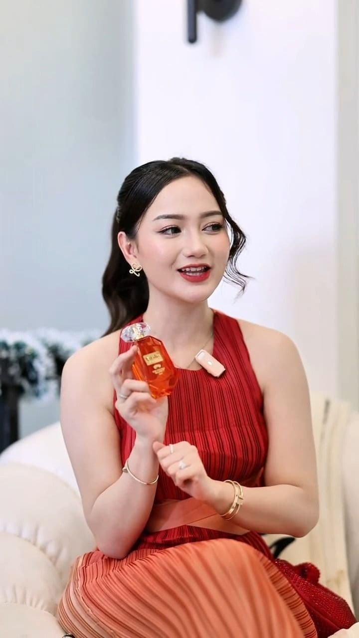 Finally here! ✨ @nandaarsynt & @desylasterina membawa kamu ke pengalaman fragrance yang lebih berwarna bersama Vitalis!