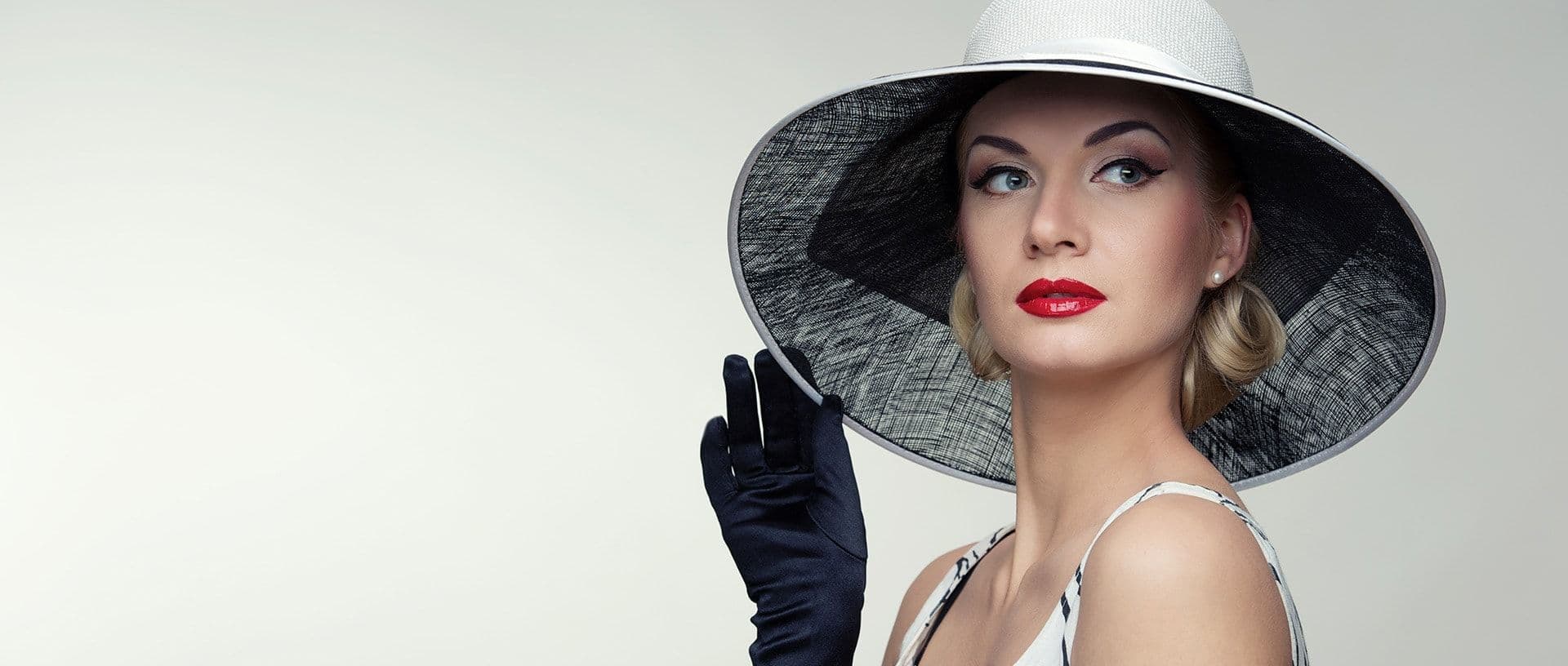 5 Tips Tampil Glamor ala Bangsawan Royale